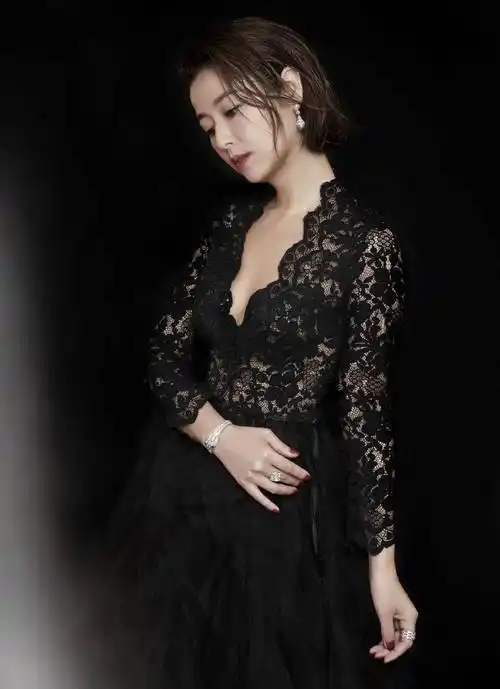 林心如身穿卡其色双排扣风衣亮相,却被她穿出了很高级感,超洋气