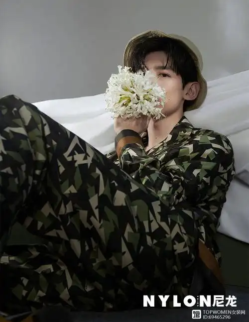 白敬亭最新大片释出这样穿花衬衫复古又可爱理想型男票没错了