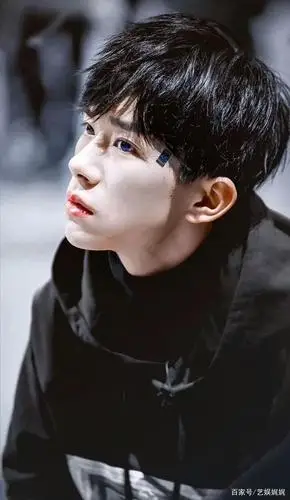 易烊千玺怼脸侧颜照