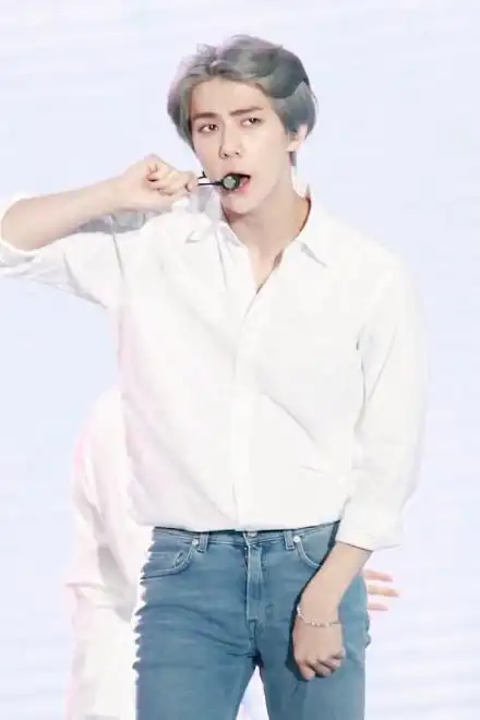 吴世勋银发白衬衫合集,小吴同学跳舞的时候太好看了