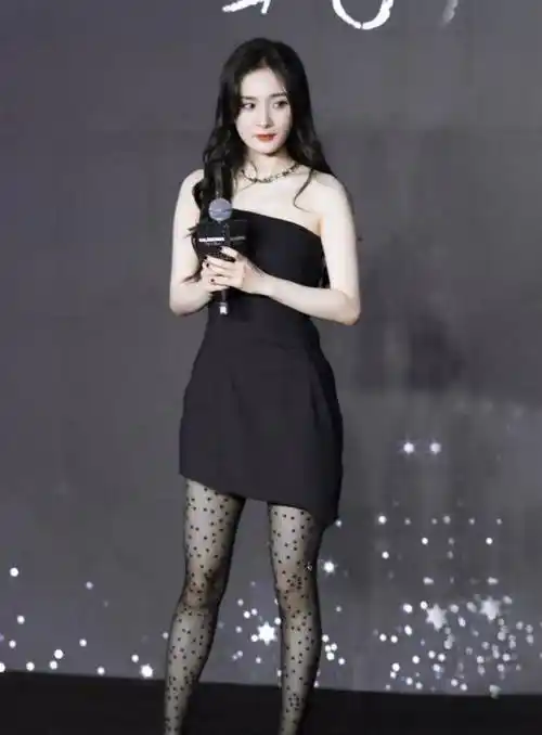 原创杨幂出席活动,钻石长袜现身,网友:这美腿真是没谁