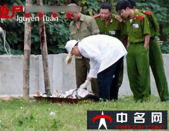 枪决后法医检查尸体枪决是子弹在墙上打出的洞收尸队抬走尸体为犯人