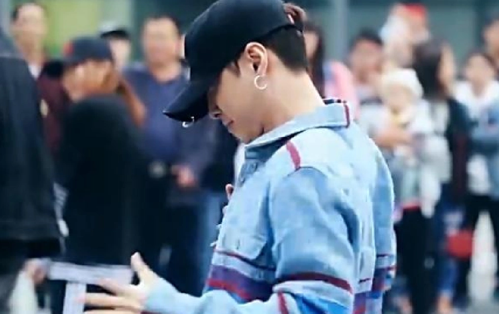 张艺兴碰到有人跳自己的舞,戴帽子冲进人群领舞,回头一看有点懵