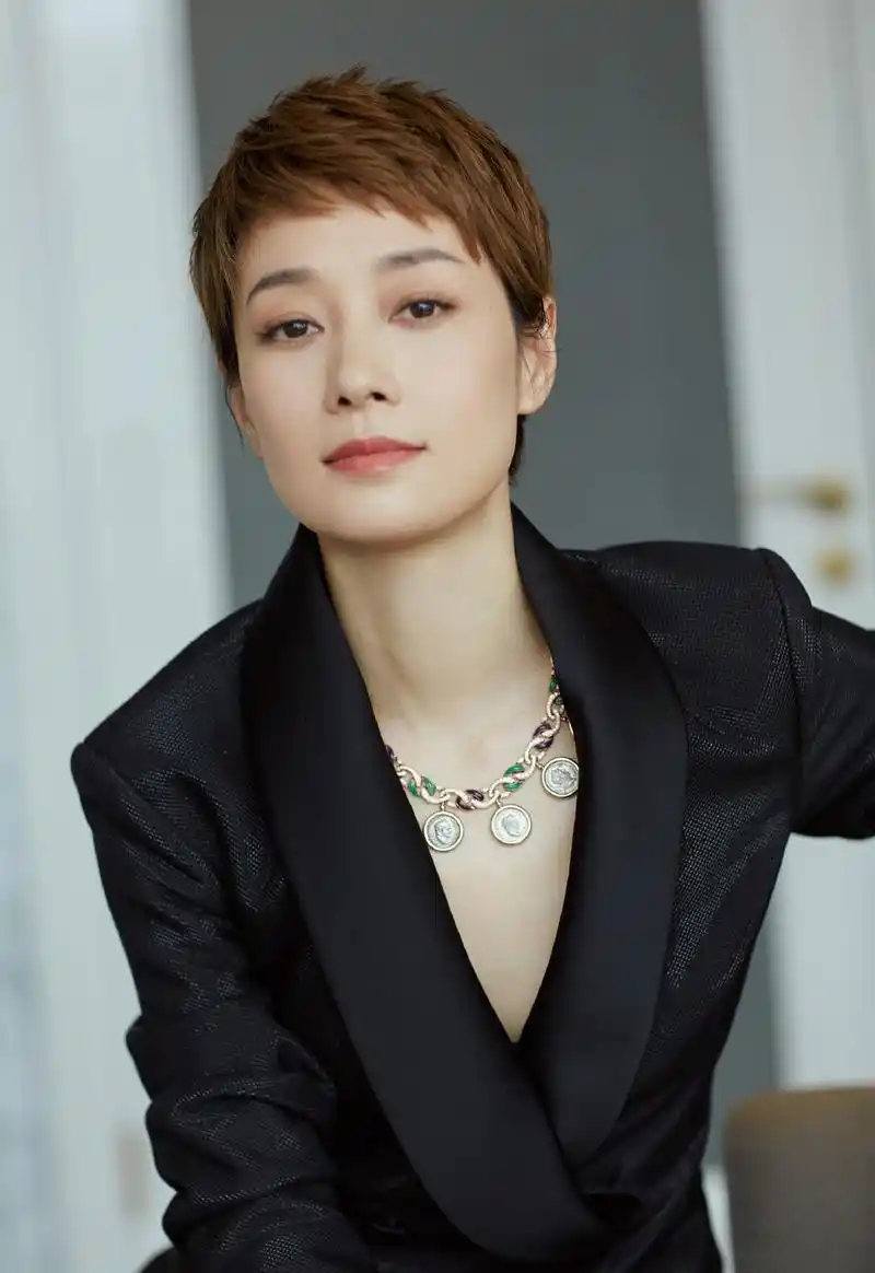 照片中,马伊琍挑战真空亮片西装搭配古币珠宝,释放穿越时光的动人之美