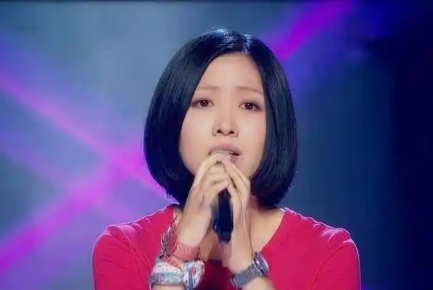 姚贝娜墓地:鲜花环绕祭拜者络绎不绝,少女铜像让人心生怜惜