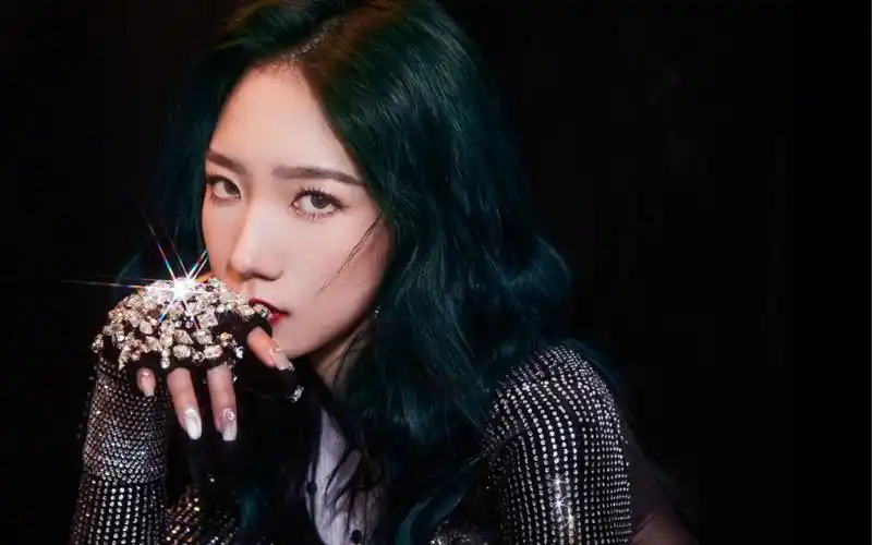 孟美岐绿发红唇冷艳高清桌面壁纸