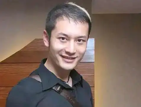 看照片,那时候黄晓明留着稍短的头发,发量确实是比较少的,不仅头顶