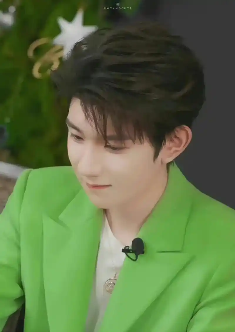 王源穿这种绿色的衣服真的好好看啊.