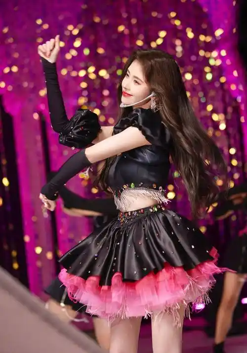 鞠婧祎新歌上线,舞台照流出,穿黑粉露腰小短裙甜美灵动 妩媚撩人