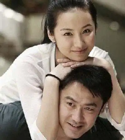 吴秀波妻子年轻时的照片曝光已与妻子生有两个儿子