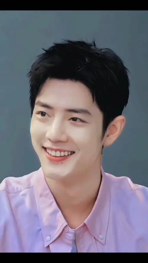 肖战就喜欢看这个笑得见牙不见眼的大男孩