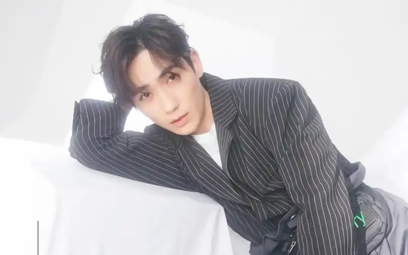 朱一龙温润帅气高清桌面壁纸