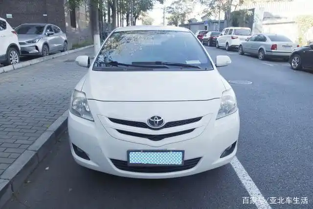 为当年两厢版丰田雅力士在亚太地区的三厢版车型