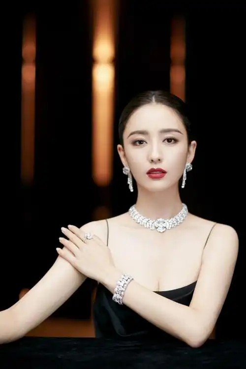 单身的佟丽娅美得更气质了,穿深v白裙身材惹眼,优雅又迷人-爱读书