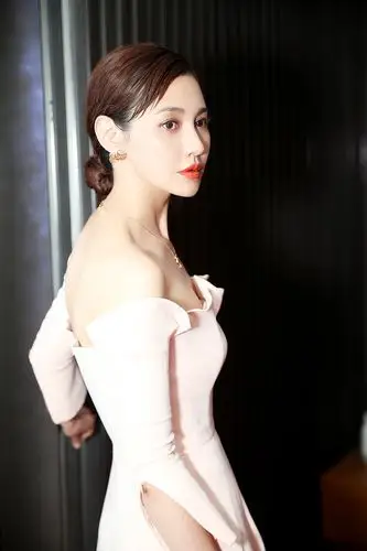 杨雪最新粉色长裙写真曝光 优雅迷人女神气质尽显