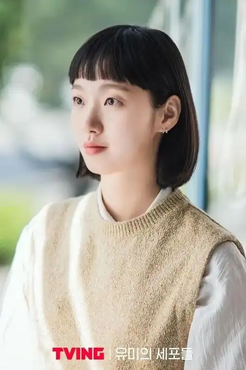 金高银在新剧《柔美的细胞君》中也是这个发型,不过她搭配的眉上刘海