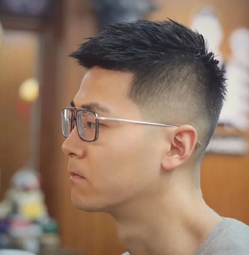 三面光男士发型可以选择三面直接推光,和顶区自然过渡,简单时尚,当然