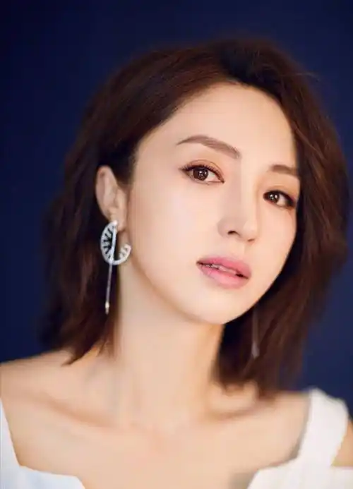 42岁的董璇状态太好了,穿民国白婚纱晒自拍,精致优雅又迷人_肤色_女人