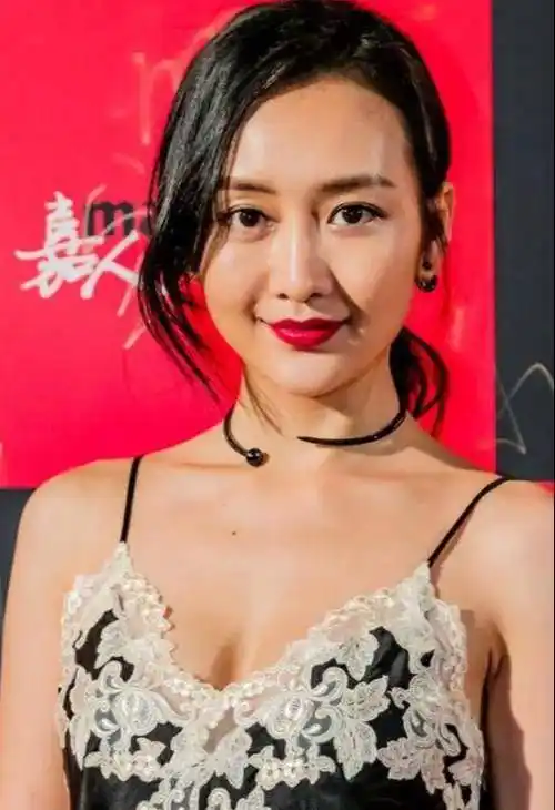 王鸥真有勇气,走红毯放弃礼服,选择蕾丝吊带睡衣,反而更惹眼了