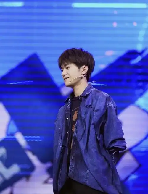 易烊千玺蓝色牛仔衫好清爽干净利落满满的少年青春风