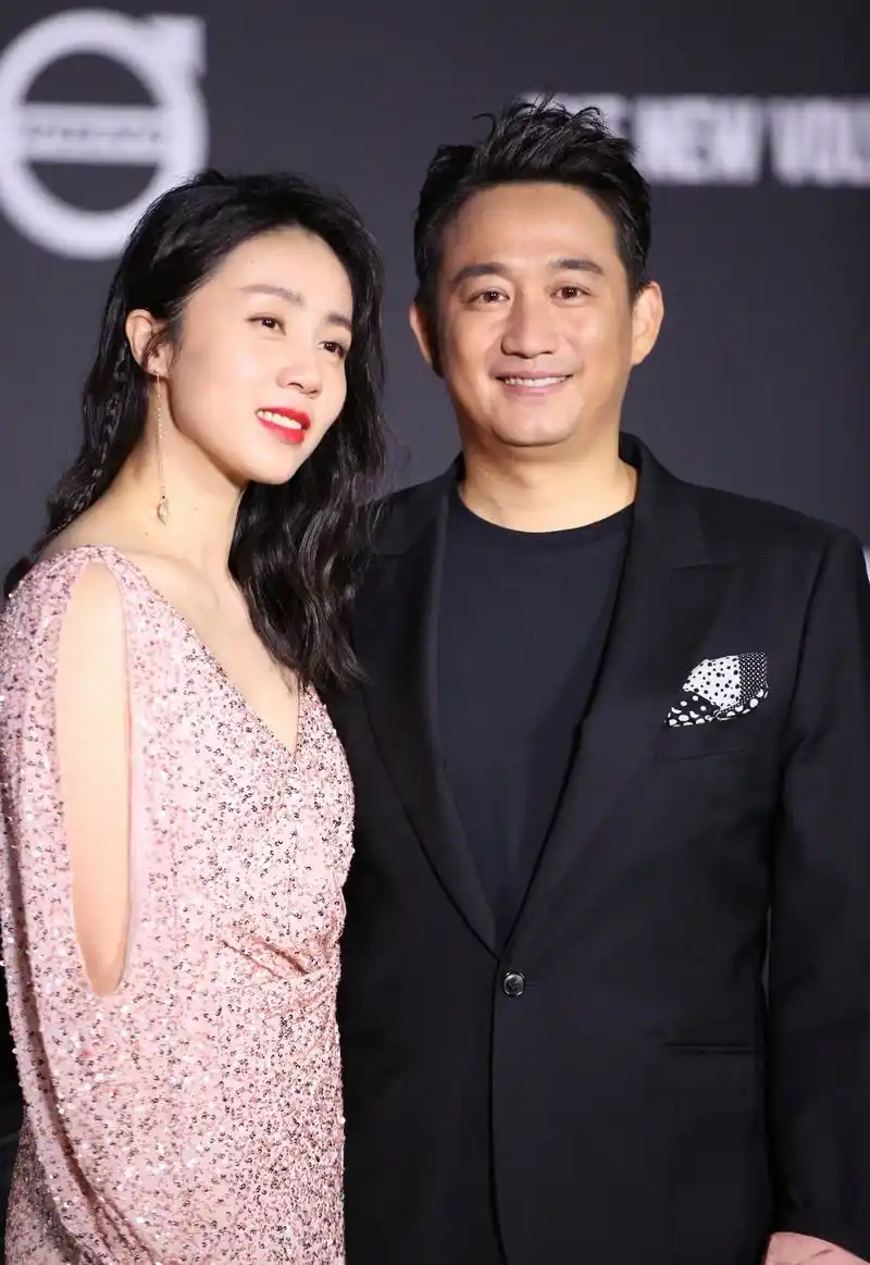 黄磊夫妇恩爱走秀42岁孙莉身材纤细气质优雅抢镜