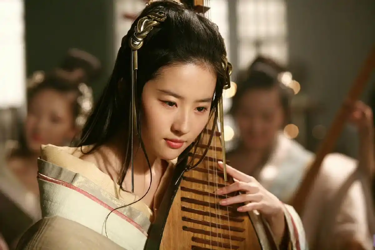 电影《鸿门宴传奇》里刘亦菲饰演虞姬,怀抱一把琵琶,一身淡雅,尽显"第