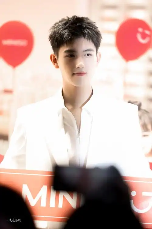 名创优品全球品牌代言人陈飞宇##张子枫陈飞宇活动同框