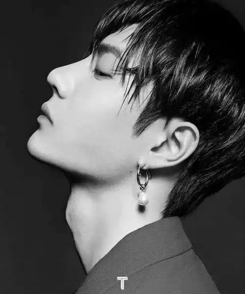 王一博喉结好苏