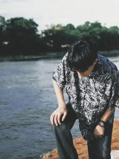 是看到魏大勋在海边的两张图很有感觉想拍,无奈是内陆地区只有江,就找