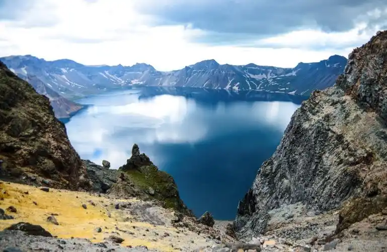 几番峰回路转,曲径通幽,我们终于登临海拔2691米的长白山主峰白云峰的