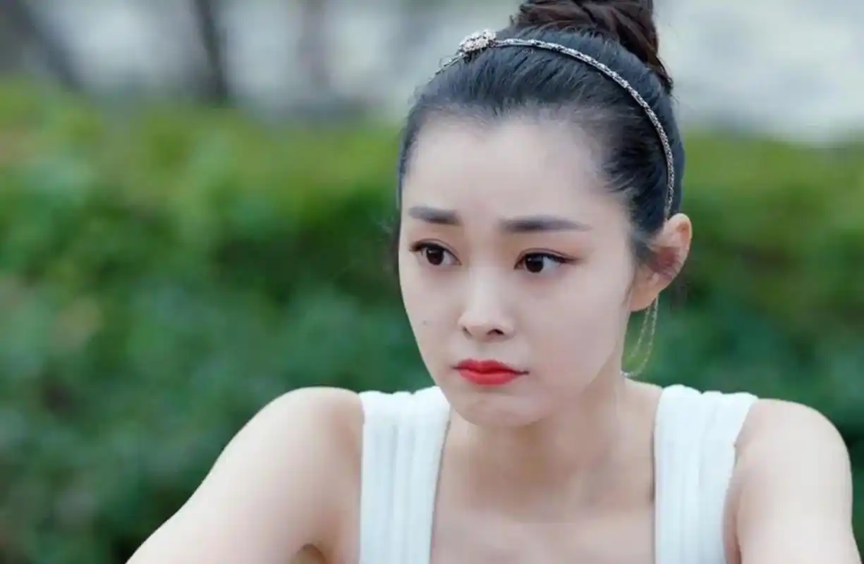 宋轶不穿旗袍也好美,"肚兜装"同台靳东 这个"肚兜"造型十分大胆,整个