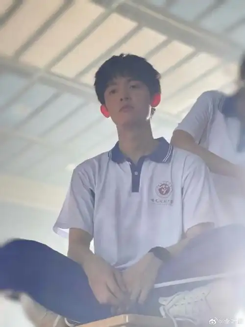 起猛了看到沈耀证件照了##李明德无限超越班证件照