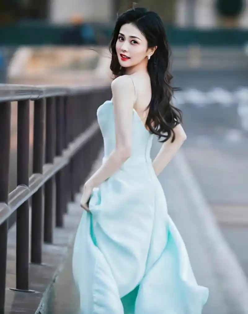 白鹿性感吊带裙写真,身材丰满且凹凸有型,实力撩人!