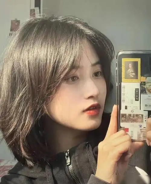 关于日系慵懒风短发女的配图及描述