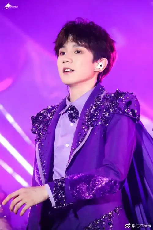 薰衣草紫穿搭大赛#五周年演唱会上王源一身紫色演出服,挑战#层次荡