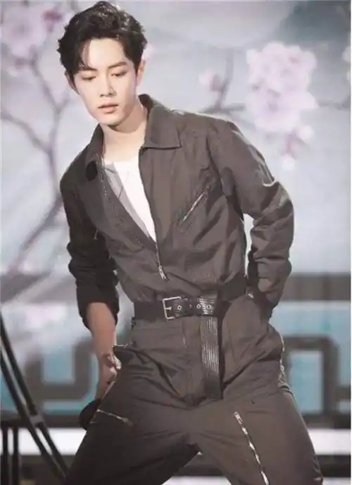 肖战2000万登顶最帅亚洲人,休闲西装搭粉色高腰裤,说不出的帅感_卫衣