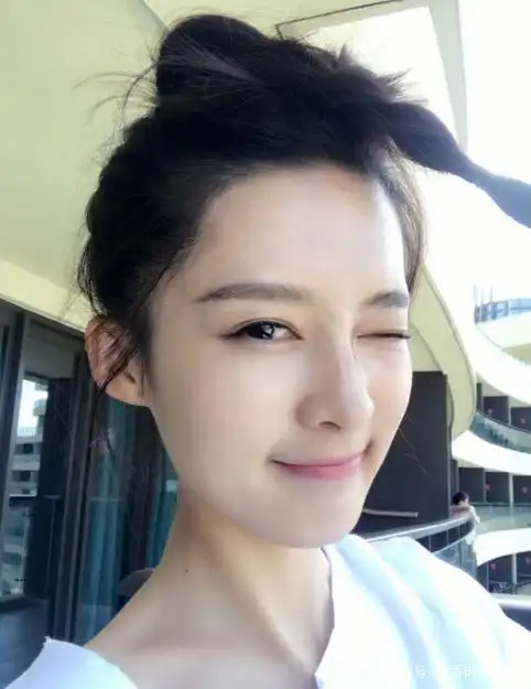 李沁"奶油肌"瞩目:这真的是30岁女人该有的状态吗,太令人羡慕