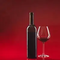 红酒高脚杯唯美头像 用高脚杯端红酒头像_微信头像图片大全