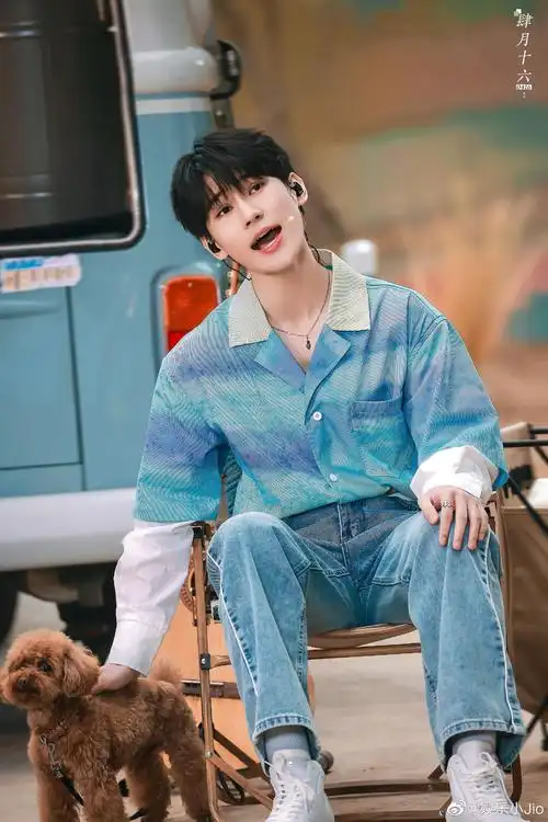 张真源在夏日毕业歌会上身穿蓝色扎染衬衫