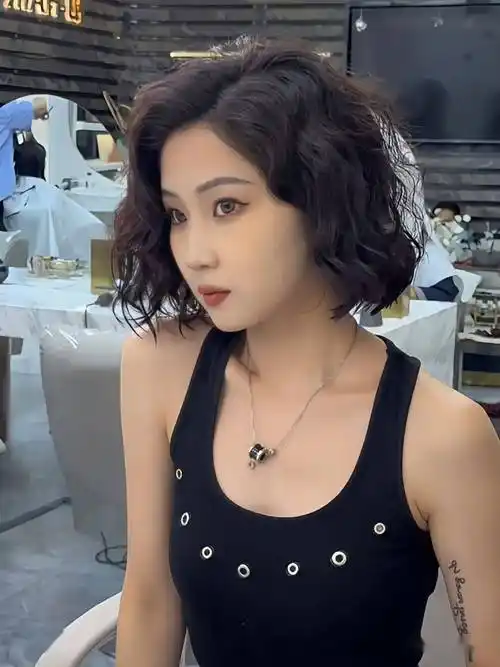 "短发烫"2023超流行,这么美,谁不爱?_发型_中国_形象