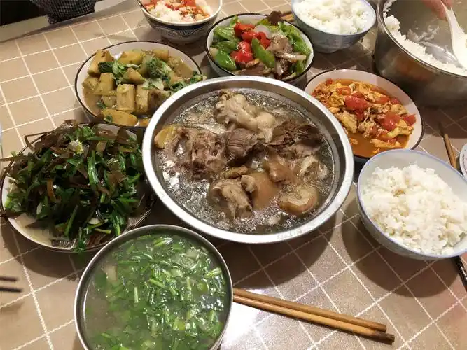 晒晒一家6口的午餐,一桌子"硬菜",网友:果然肉卖的便宜了