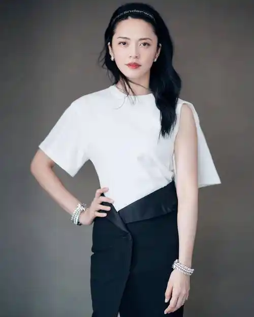 姚晨剪短头发后更有气质了,穿v领衫配高腰时尚裙,女人味爆棚_身材_穿