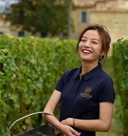 赵薇现身自家7公顷奢华庄园素颜大笑不惧皱纹皇室庄园好气派