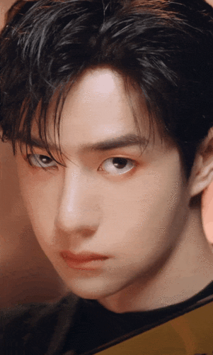 王一博演绎植村秀全新大师眼影盘「流暮金」