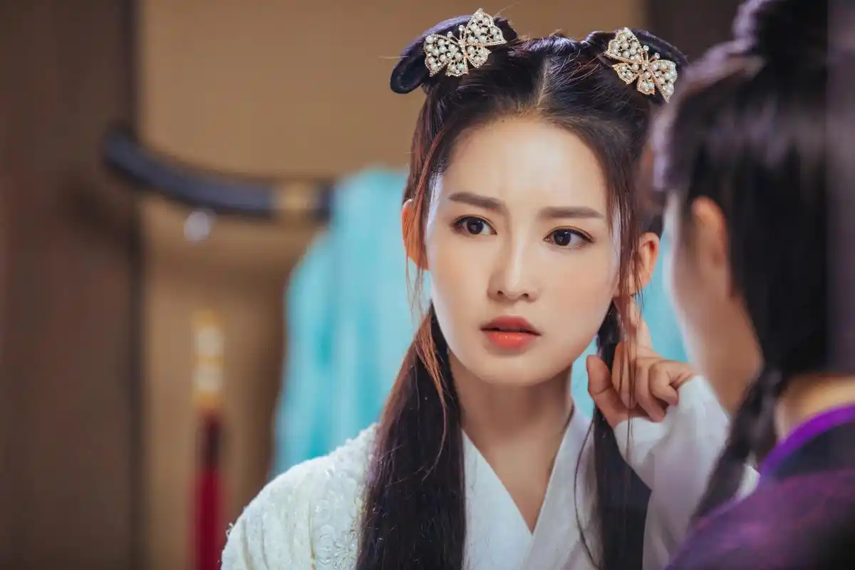 《狼殿下》开播,李沁王大陆肖战上演虐恋,双发髻造型可爱美萌