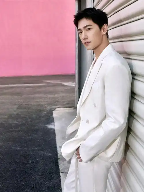 组图杨洋兔年最新写真释出着白西装手拿气球童趣十足