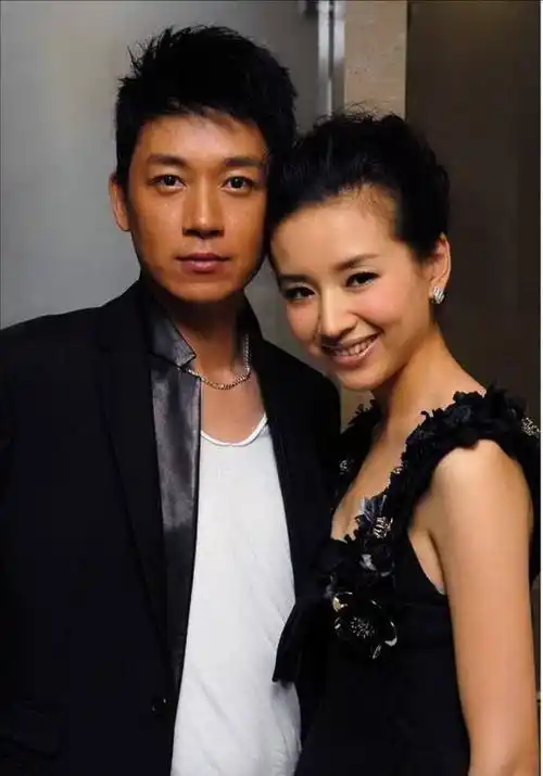 知情人爆料潘粤明早就已经结婚,老婆是知名歌手,和董洁复合无望