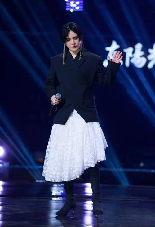 尚雯婕真是一点没受影响穿上鸡毛掸子裙子走机场越来越个性了