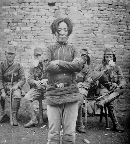 即将被杀死的抗日女英雄照,平静的看着镜头,勇敢的面对死亡