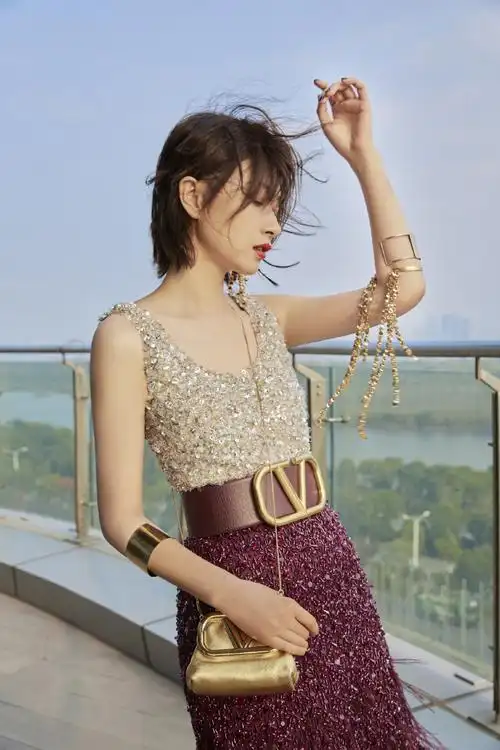 万茜精致闪钻背心搭配酒红羽毛裙,浪漫舞动,让惬意与飒爽在风中悠